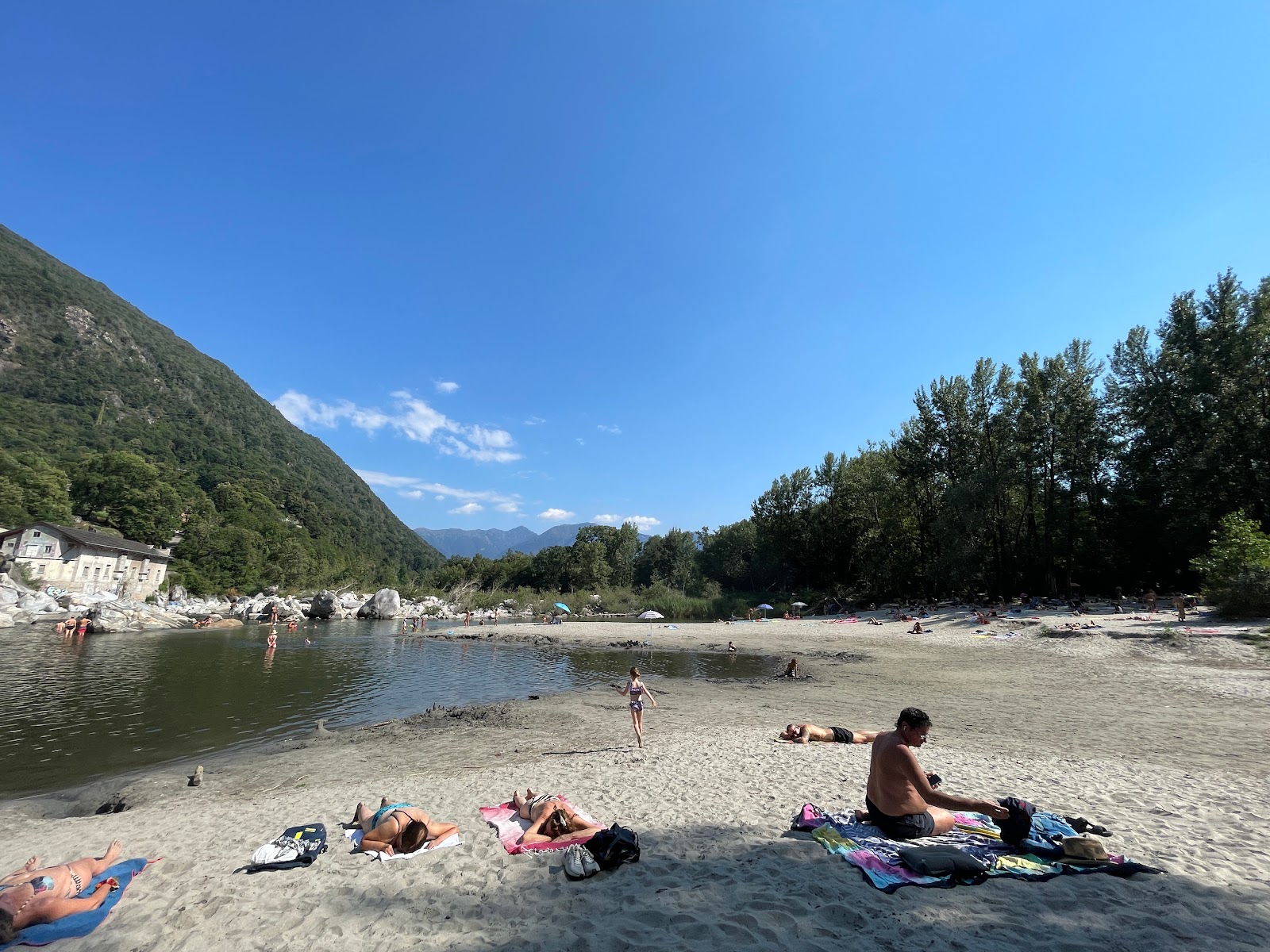Foto de Spiaggia Pozzo di Tegna respaldado por acantilados