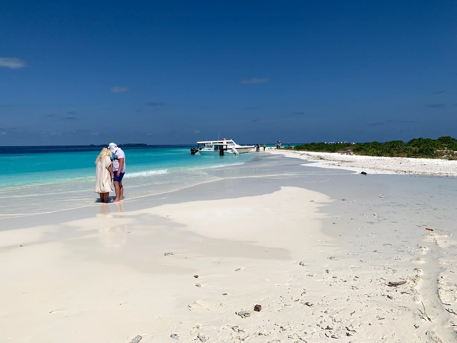 Fotografie cu Sand bank Maafushi cu o suprafață de apa pură turcoaz