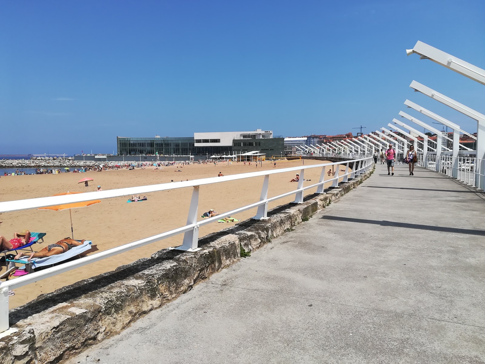 Foto de Playa de Poniente e o assentamento