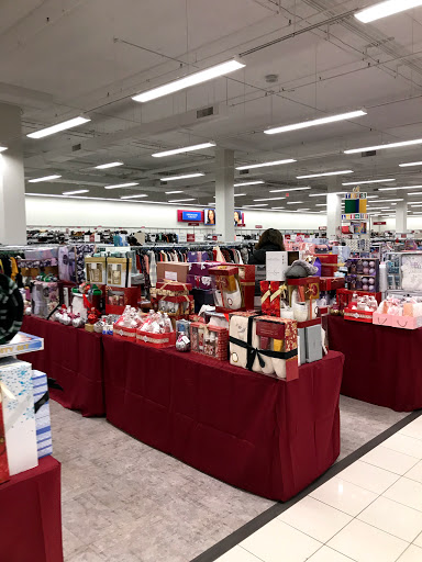 Clothing Store «Burlington Coat Factory», reviews and photos, 4849 Golf Rd, Skokie, IL 60077, USA