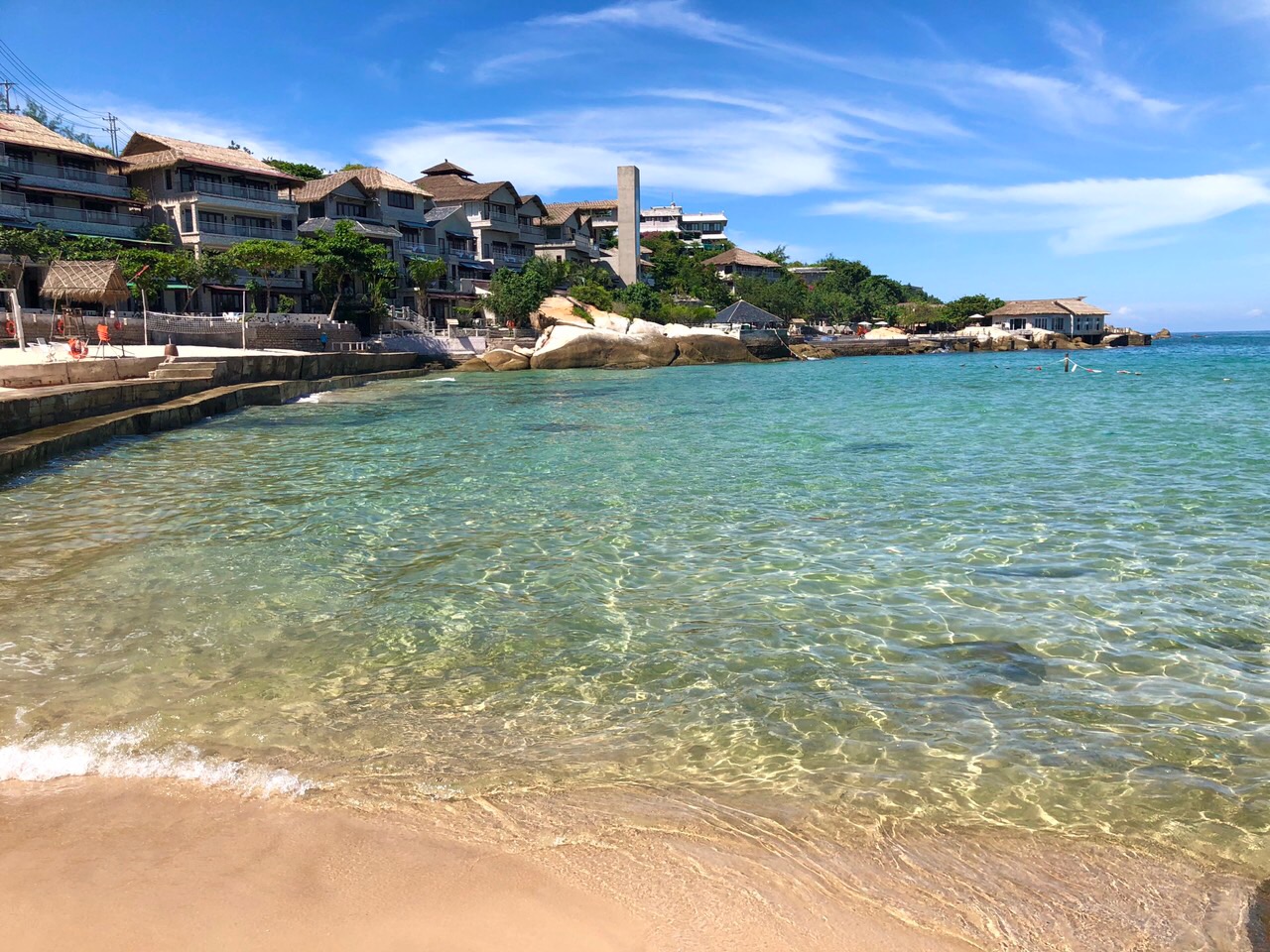 Foto di Rock Water Bay Beach con una superficie del sabbia beige
