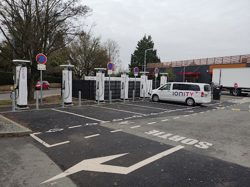 Borne de recharge de véhicules électriques IONITY Station de recharge Soissons