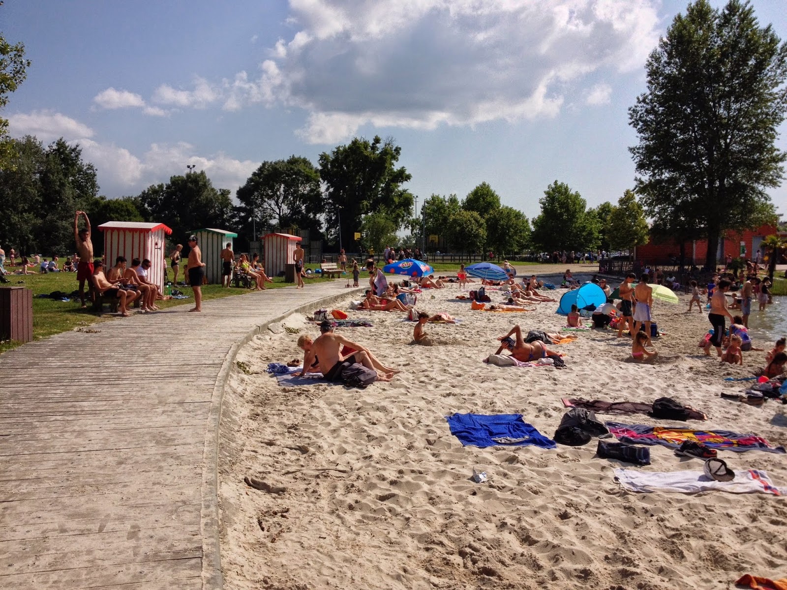 Foto von Begles Strand und die siedlung