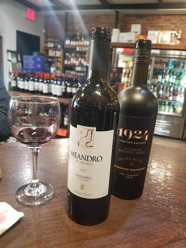 Liquor Store «B&S WINE AND SPIRITS», reviews and photos, 152 Wyckoff Ave, Brooklyn, NY 11237, USA