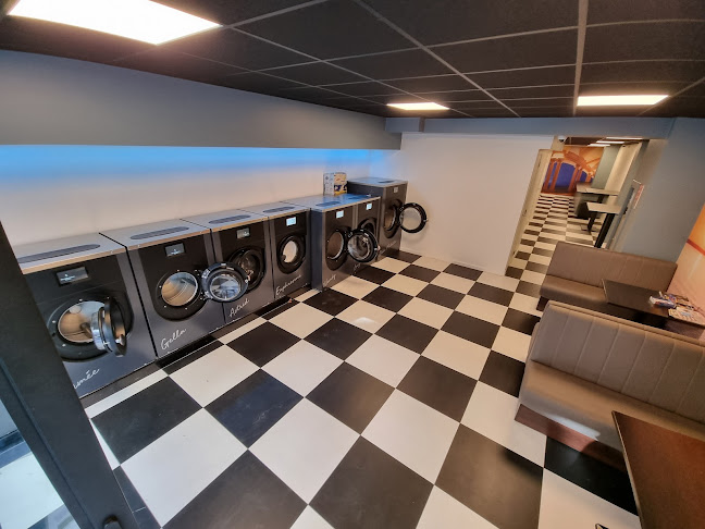 7/7 Laundromat Room