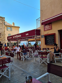 Atmosphère du Restaurant de spécialités provençales La Pesquiere Et Le Mazagran à Saint-Tropez - n°1