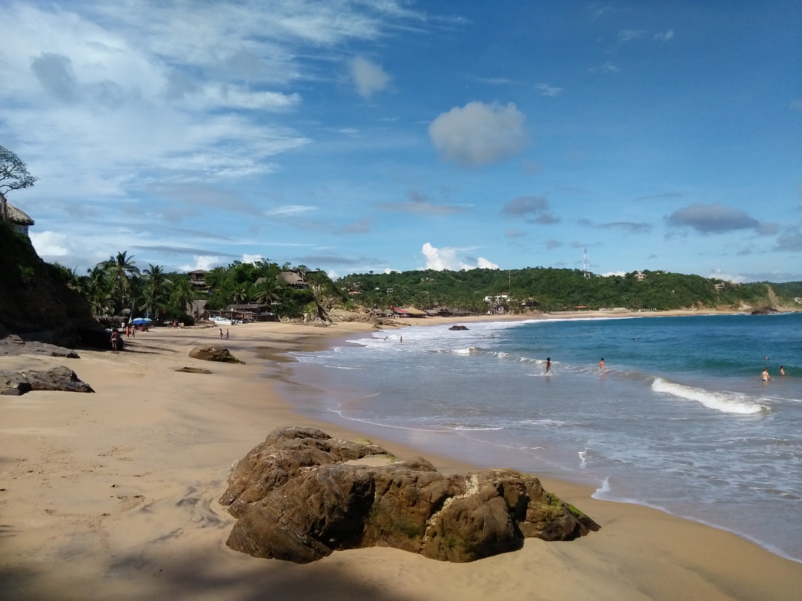 Foto de Playa Mazunte com areia fina e brilhante superfície