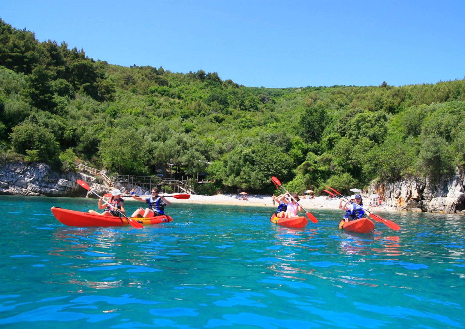 Photo de Prizinja beach entouré de montagnes