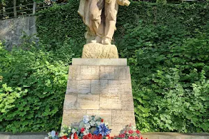 Monument to the partisan image