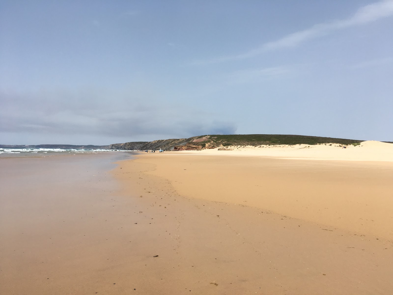 Foto van Praia da Bordeira ondersteund door kliffen