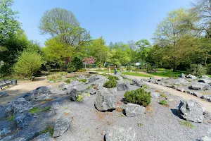 Steingarten im bunten Garten image
