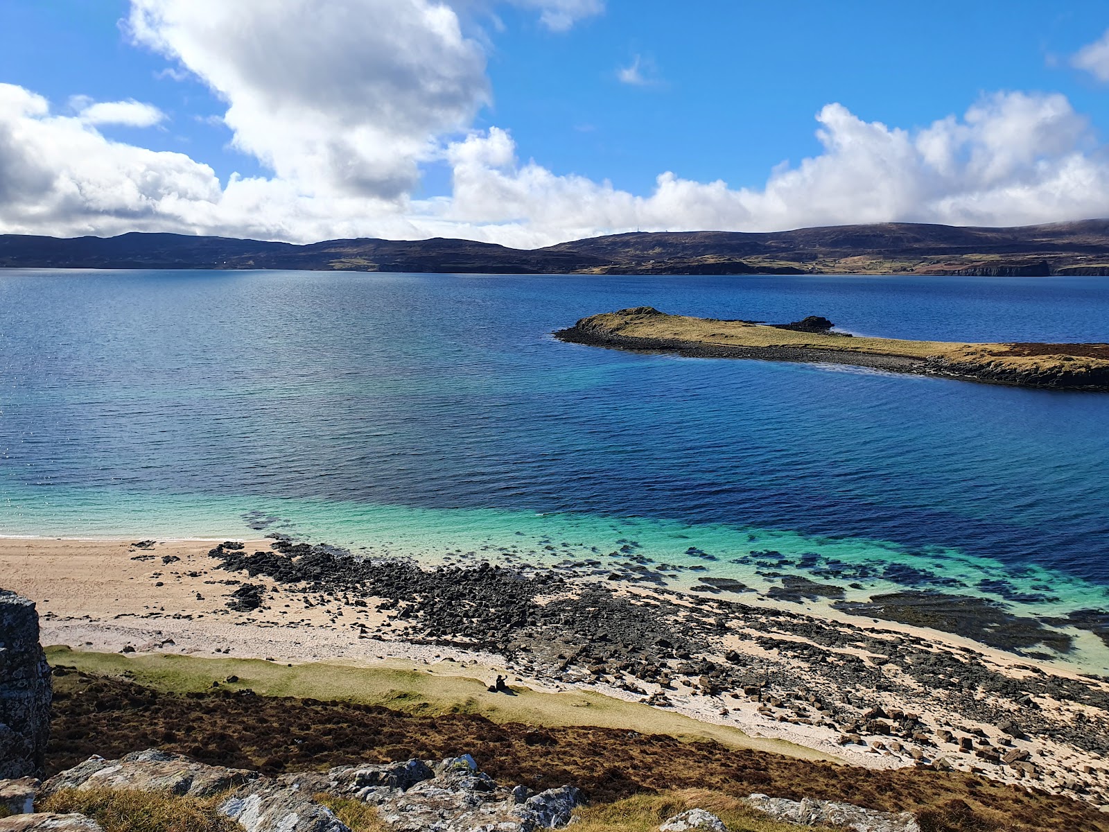 Foto av Lampay Beach med ljus sand och stenar yta