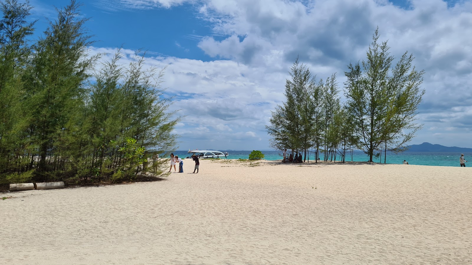 Photo de Koh Phai Beach avec sable lumineux de surface