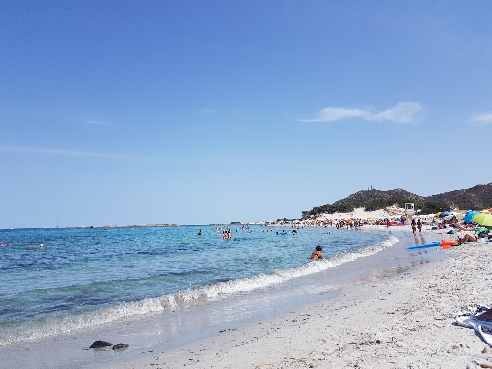 Foto av Spiaggia Di Capo Comino med lång rak strand
