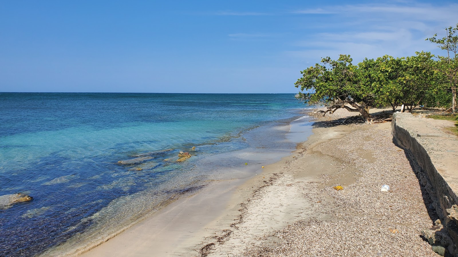 Foto av Saunders beach med beige sand yta