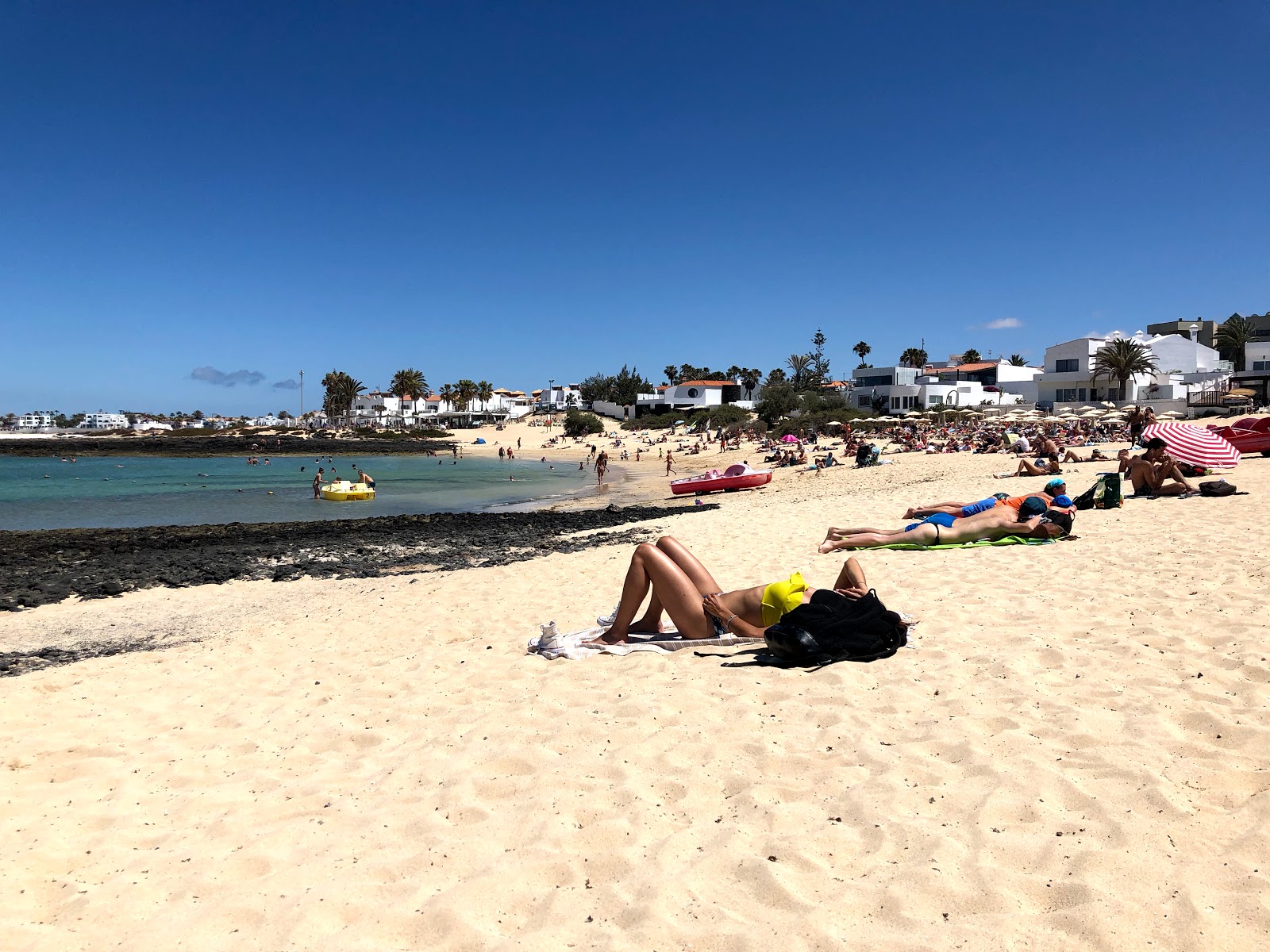 Foto von Playa de los Verilitos und die siedlung