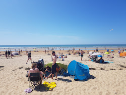 Plage de la Giraudiere'in fotoğrafı - rahatlamayı sevenler arasında popüler bir yer