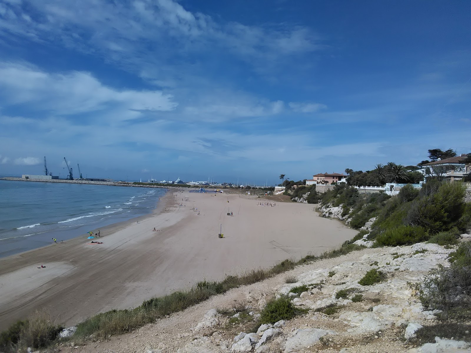 Fotografie cu Far de Sant Cristofol cu o suprafață de nisip maro