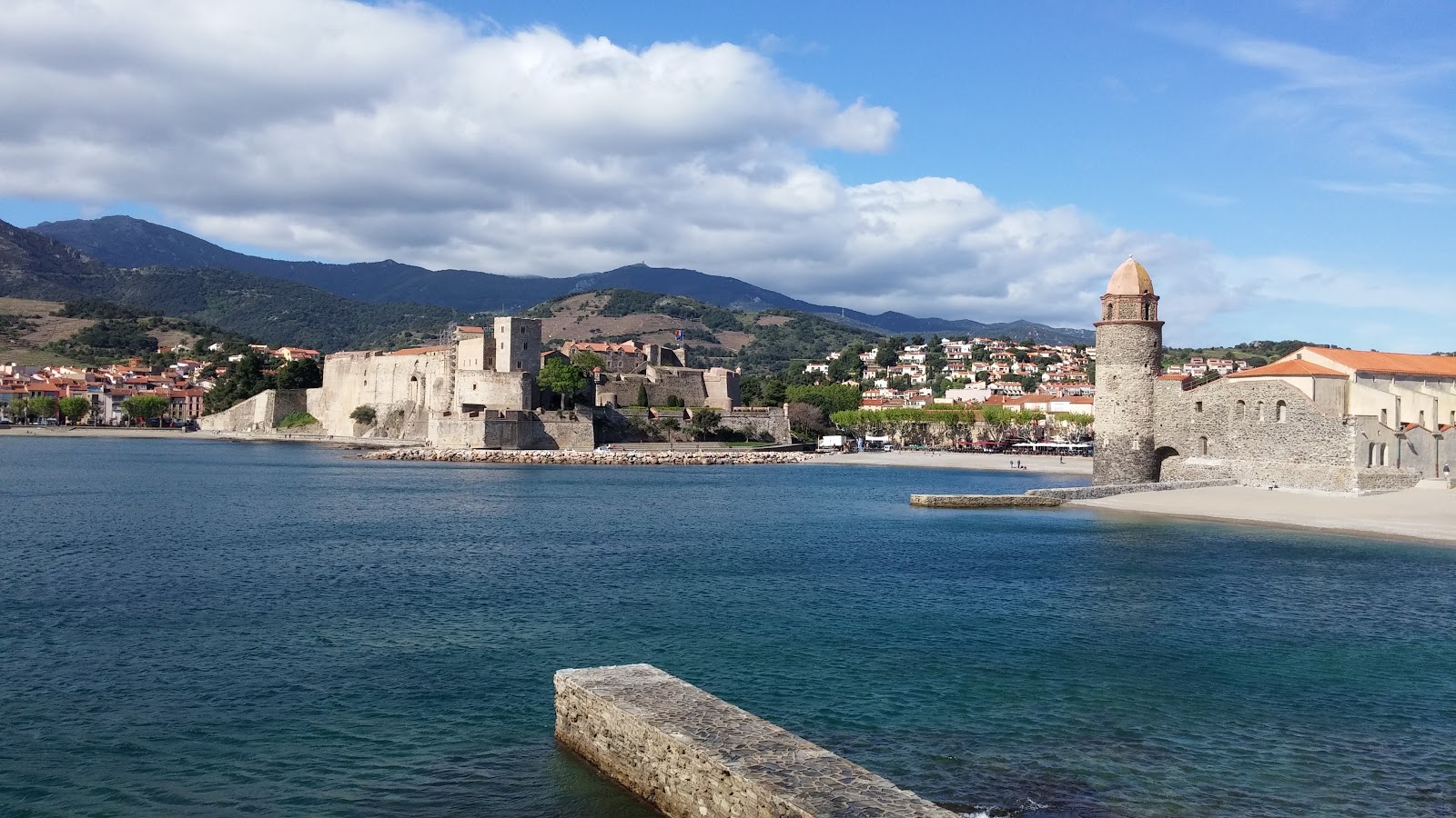 Valokuva Collioure Beachista. ja asutus