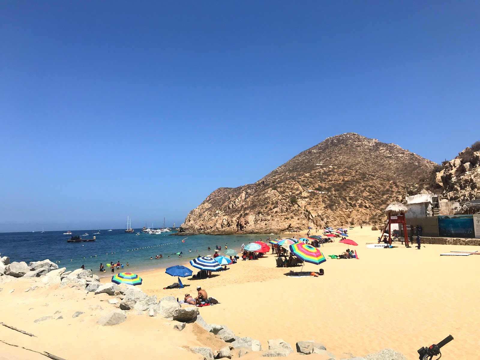 Valokuva Playa Cabo San Lucasista. pinnalla kirkas hieno hiekka:n kanssa
