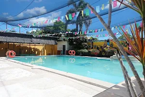 Heinney's Private Resort image