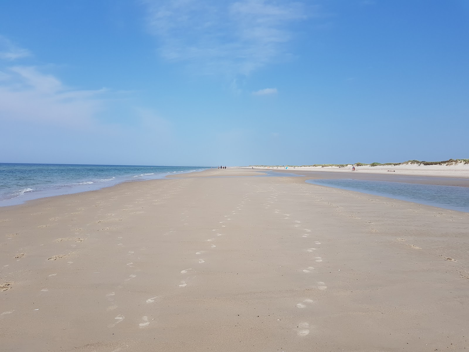 Hoje Knolde Beach的照片 带有碧绿色纯水表面