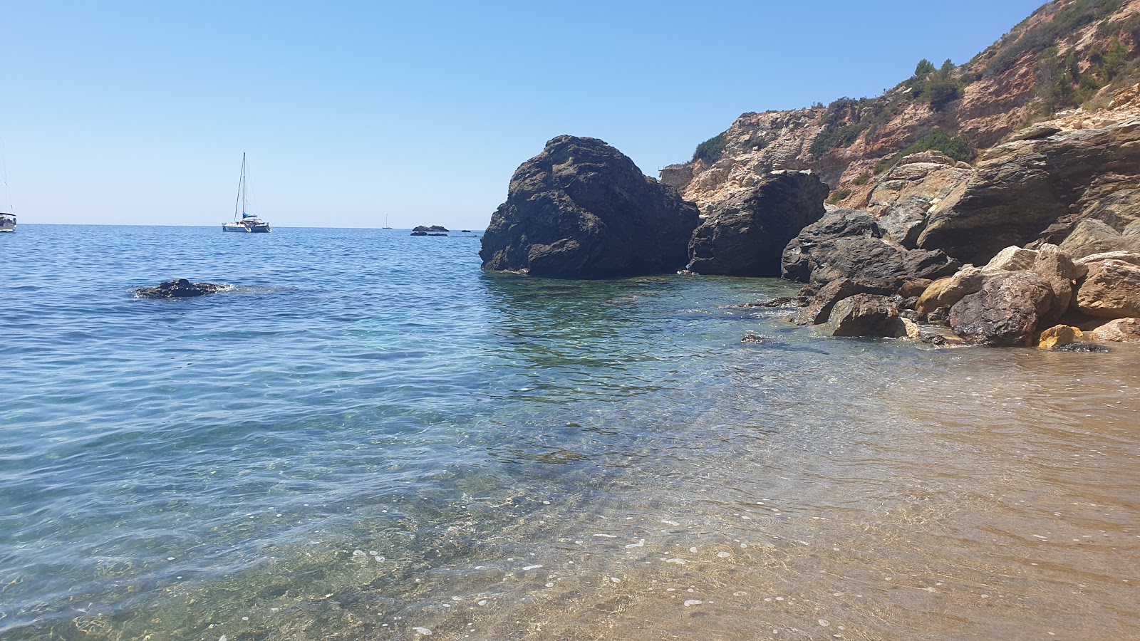 Vetrangoli beach'in fotoğrafı mavi saf su yüzey ile