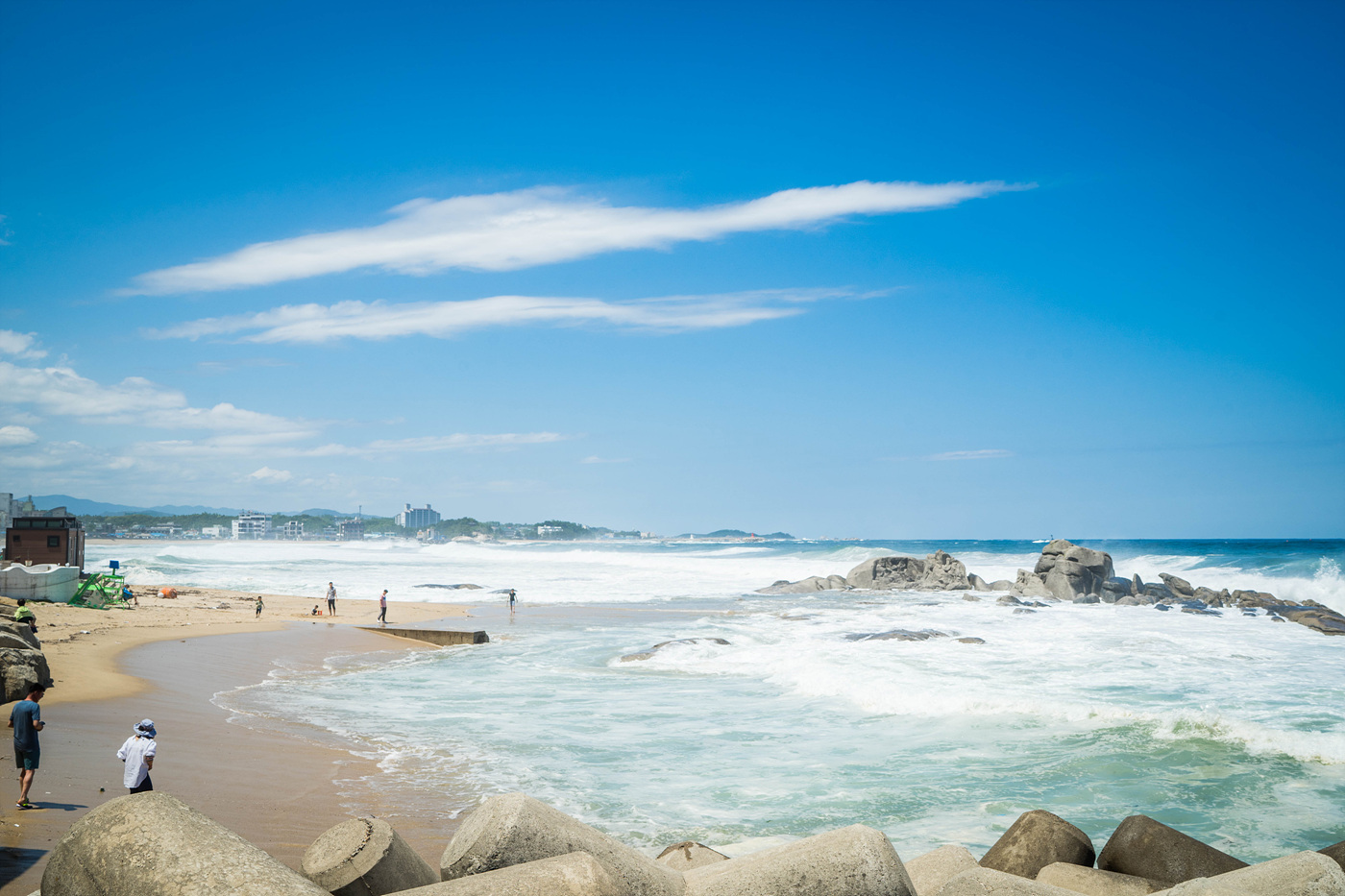 Bongpo Beach的照片 带有碧绿色纯水表面