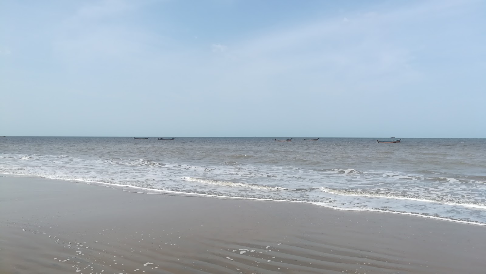 Foto de Kameswaram Beach con recta y larga
