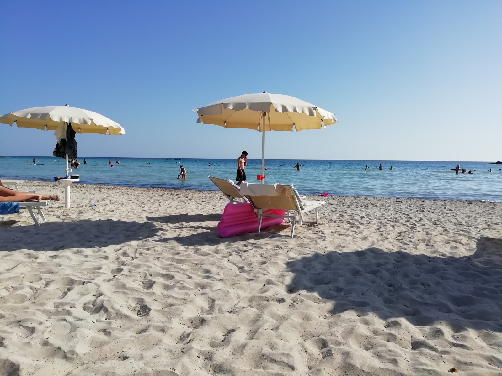 Torre San Giovanni Plajı'in fotoğrafı - rahatlamayı sevenler arasında popüler bir yer