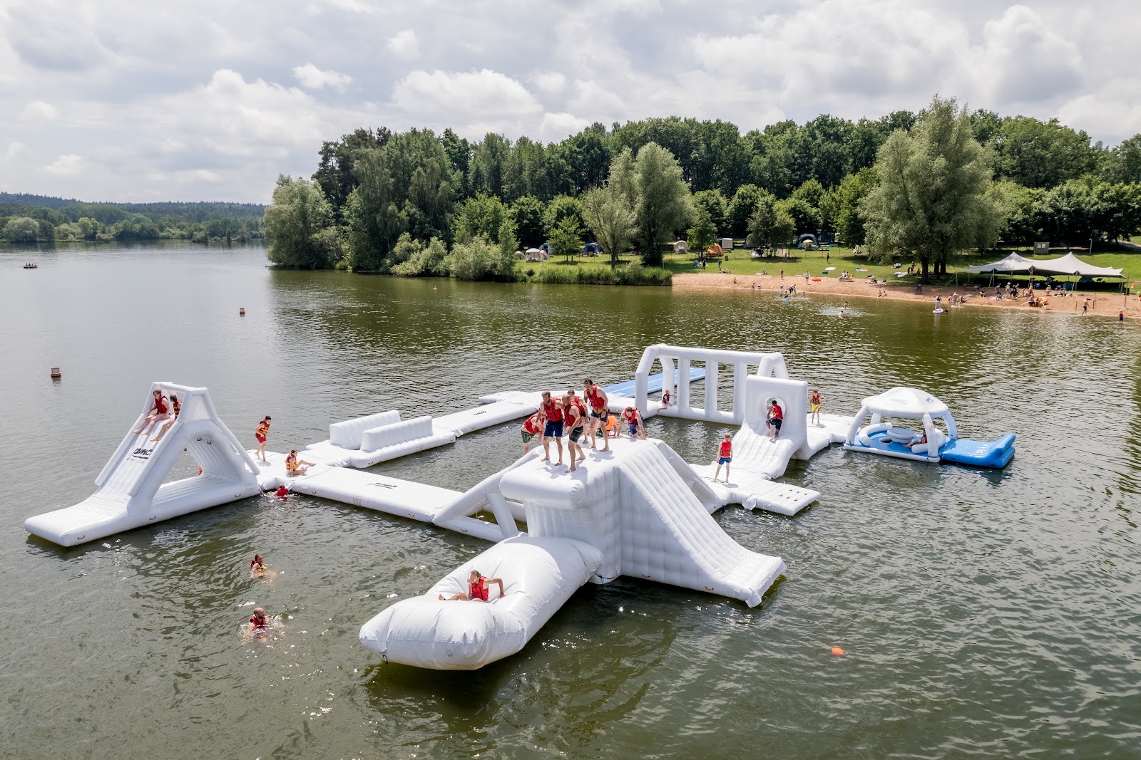 Spielplatz Wakepark Brombachsee'in fotoğrafı geniş bir kıyı şeridi ile birlikte