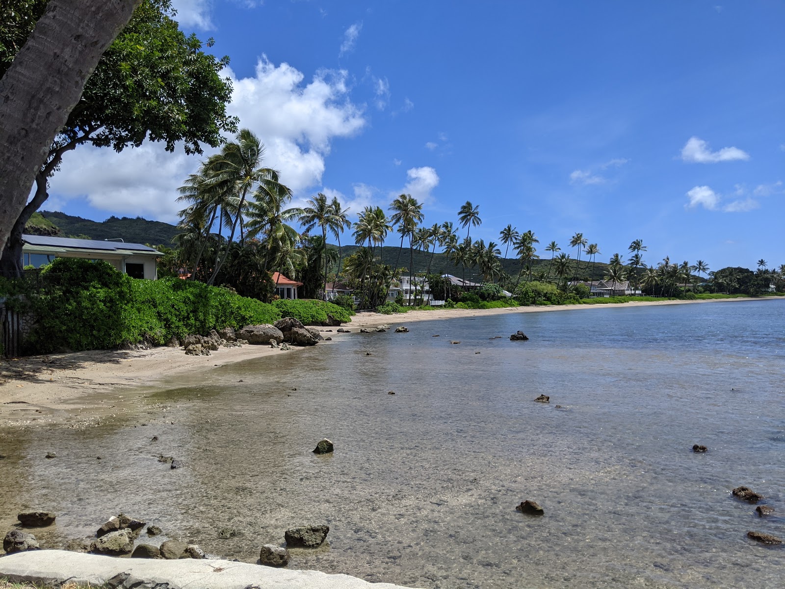 Foto van Kawaikui Beach Park met hoog niveau van netheid