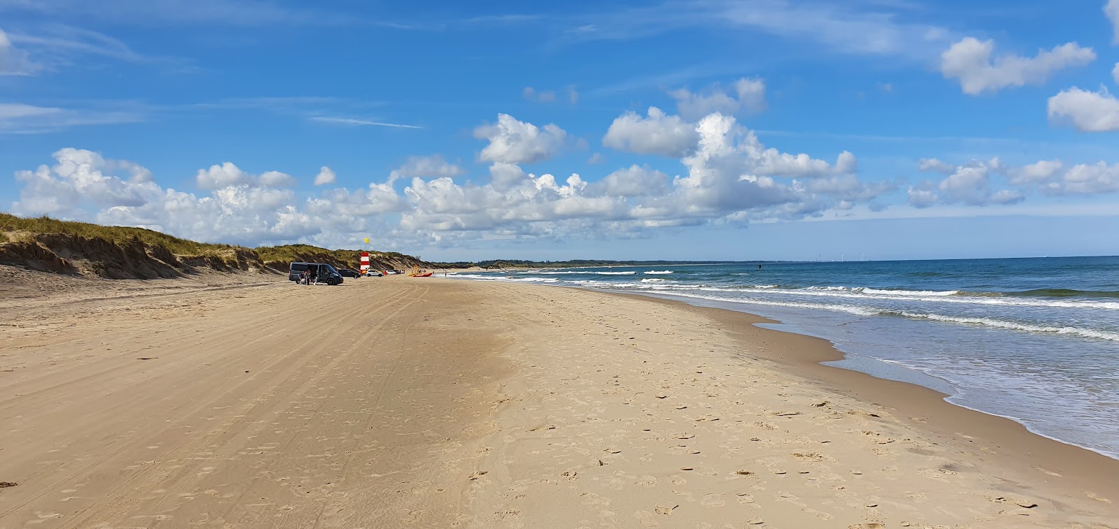 Tversted Beach的照片 带有碧绿色纯水表面