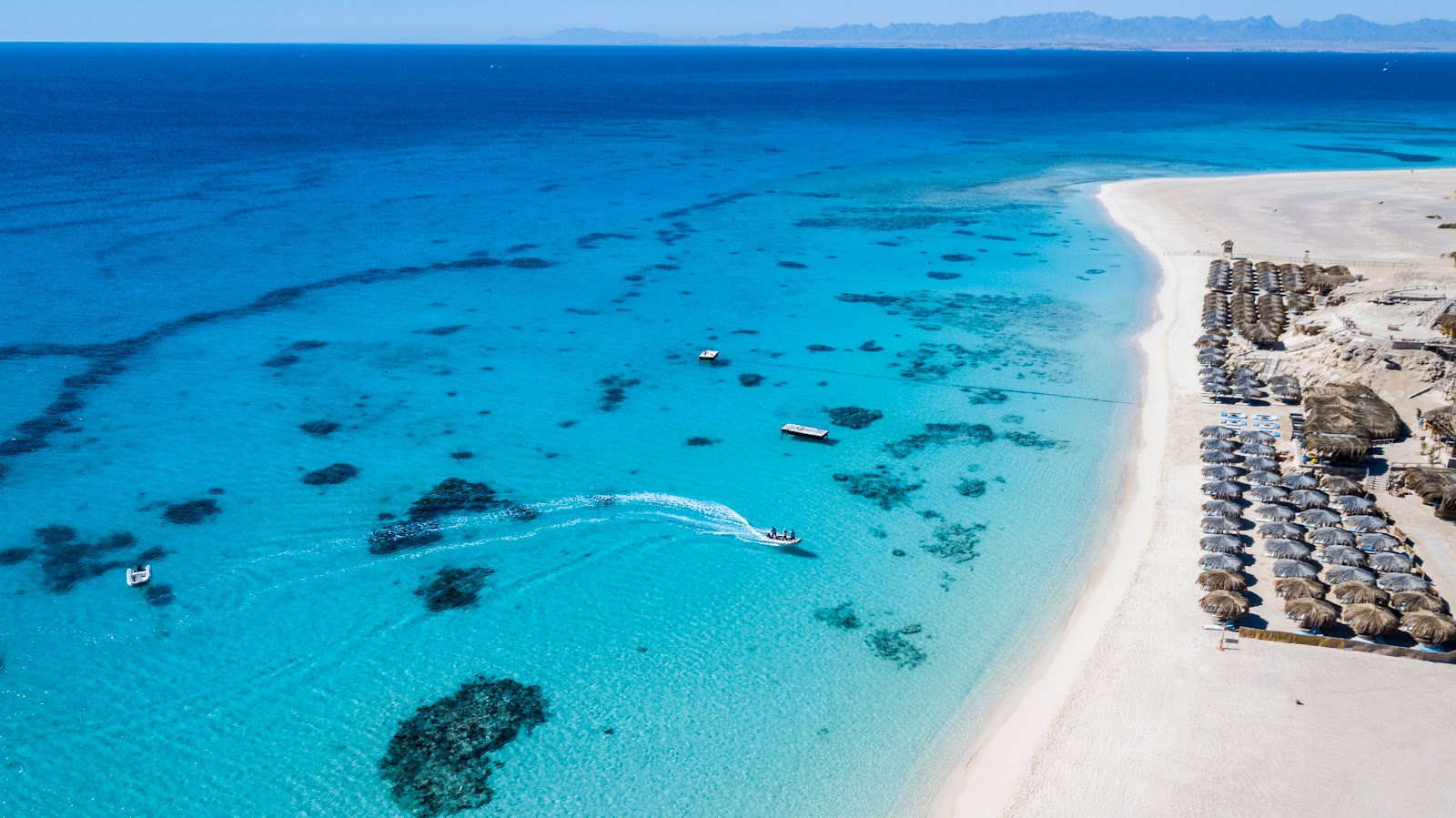 Mahmya Island Beach'in fotoğrafı - rahatlamayı sevenler arasında popüler bir yer