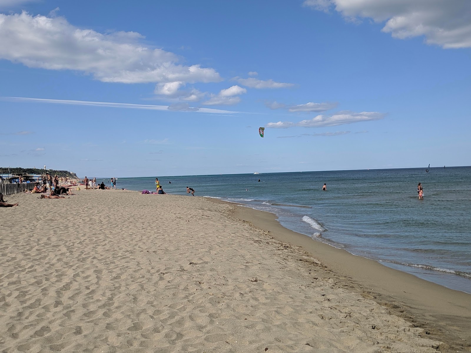 Foto av Leucate Beach och bosättningen