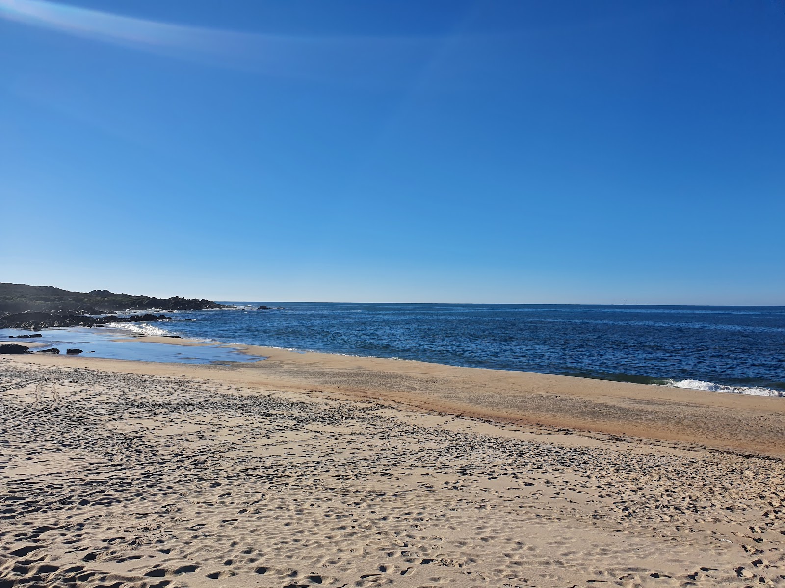 Foto de Praia do Paçô com areia fina branca superfície