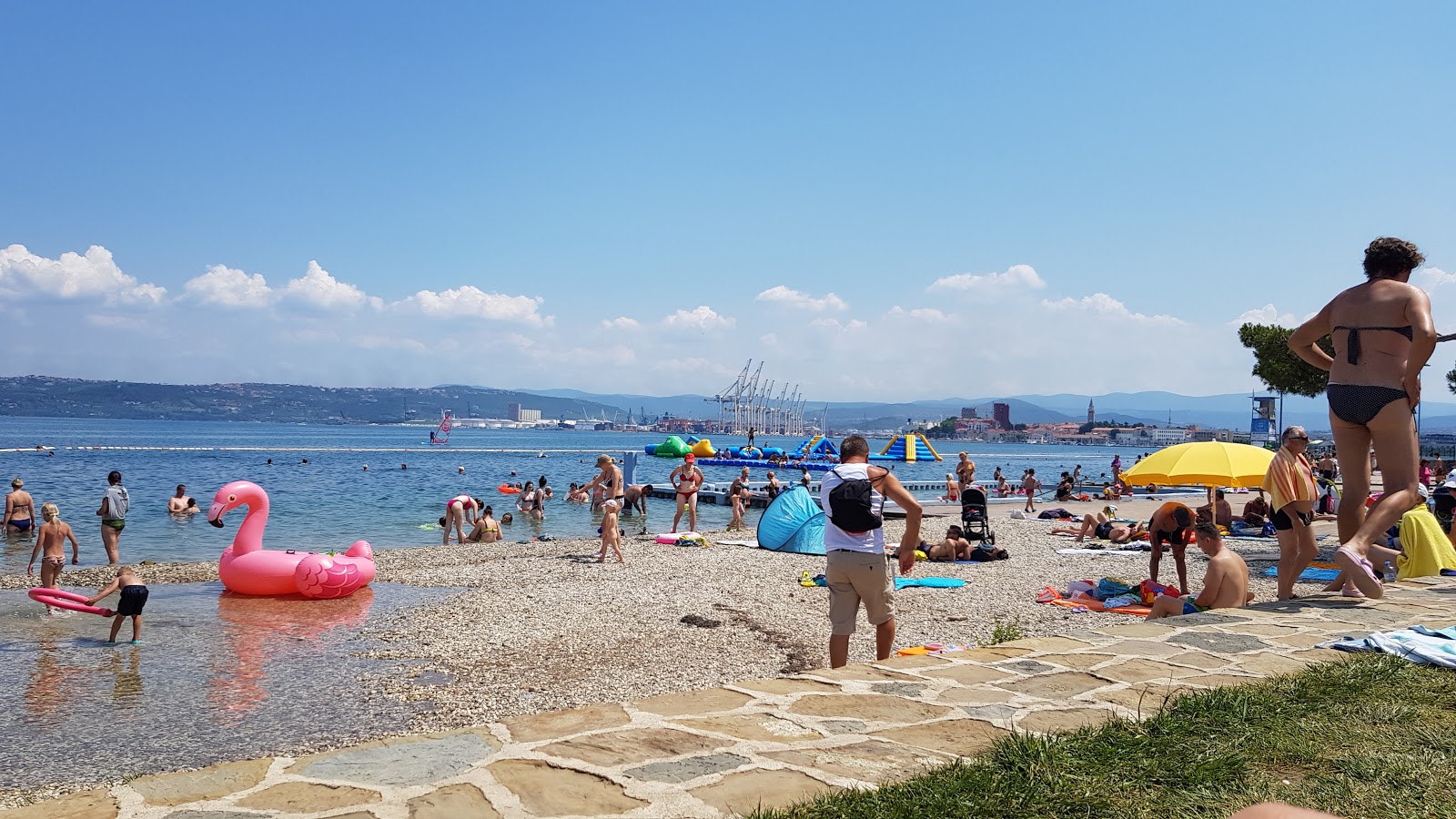Fotografie cu Zusterna beach și așezarea