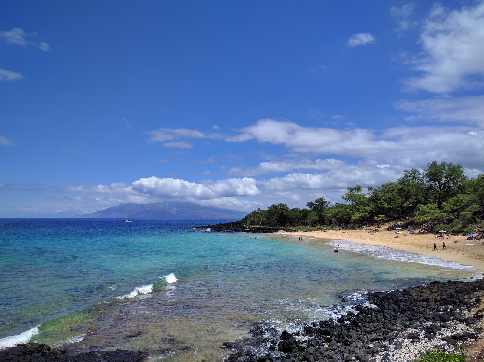 Foto de Little Beach com areia bege superfície