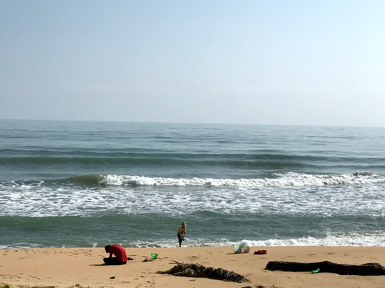 Φωτογραφία του Pasir Putih Beach παροχές περιοχής