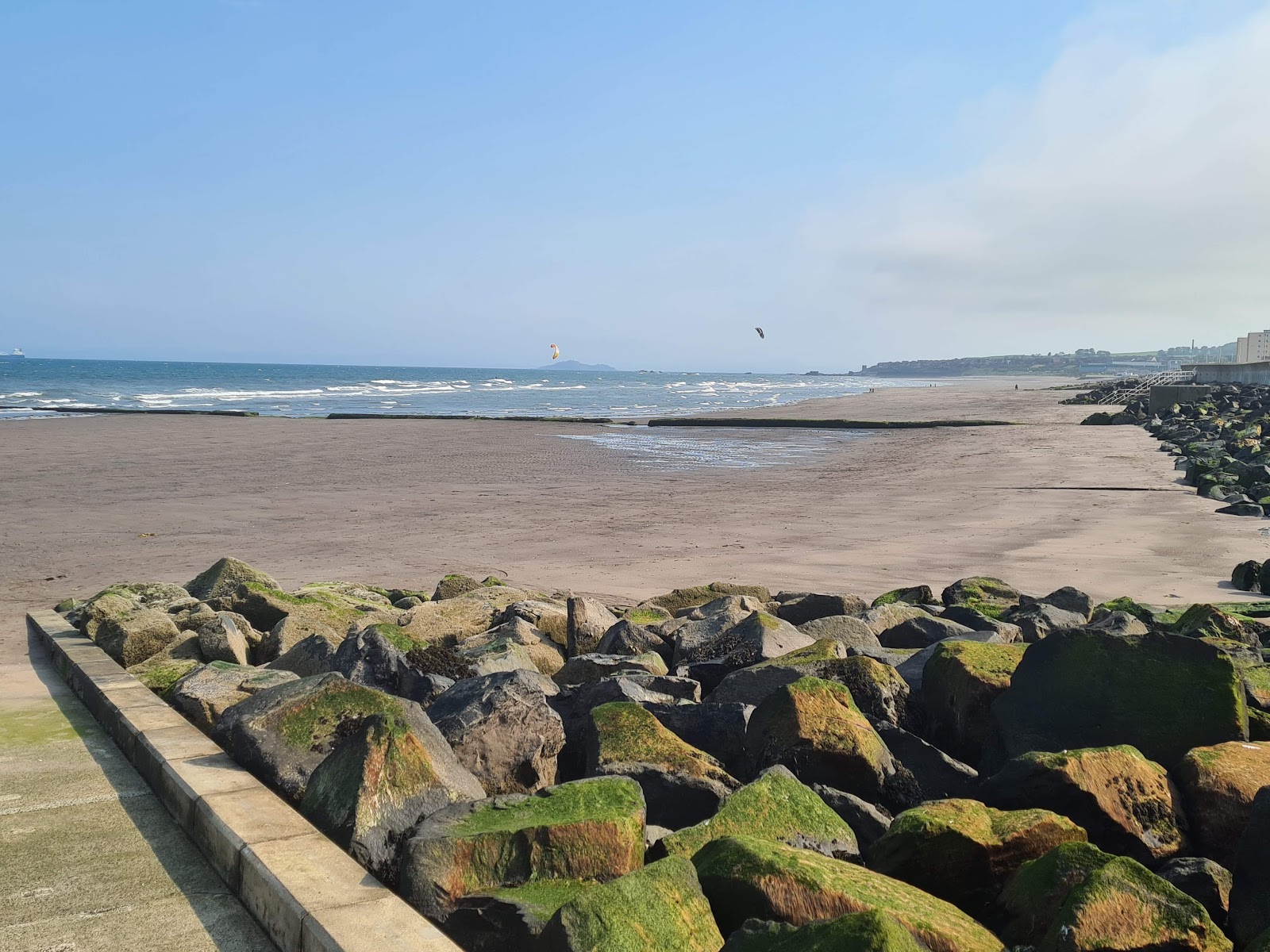 Kirkcaldy Beach的照片 带有宽敞的海岸