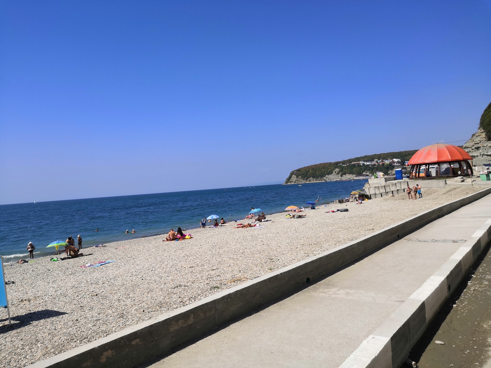 Foto von Novomikhailovskii beach annehmlichkeitenbereich