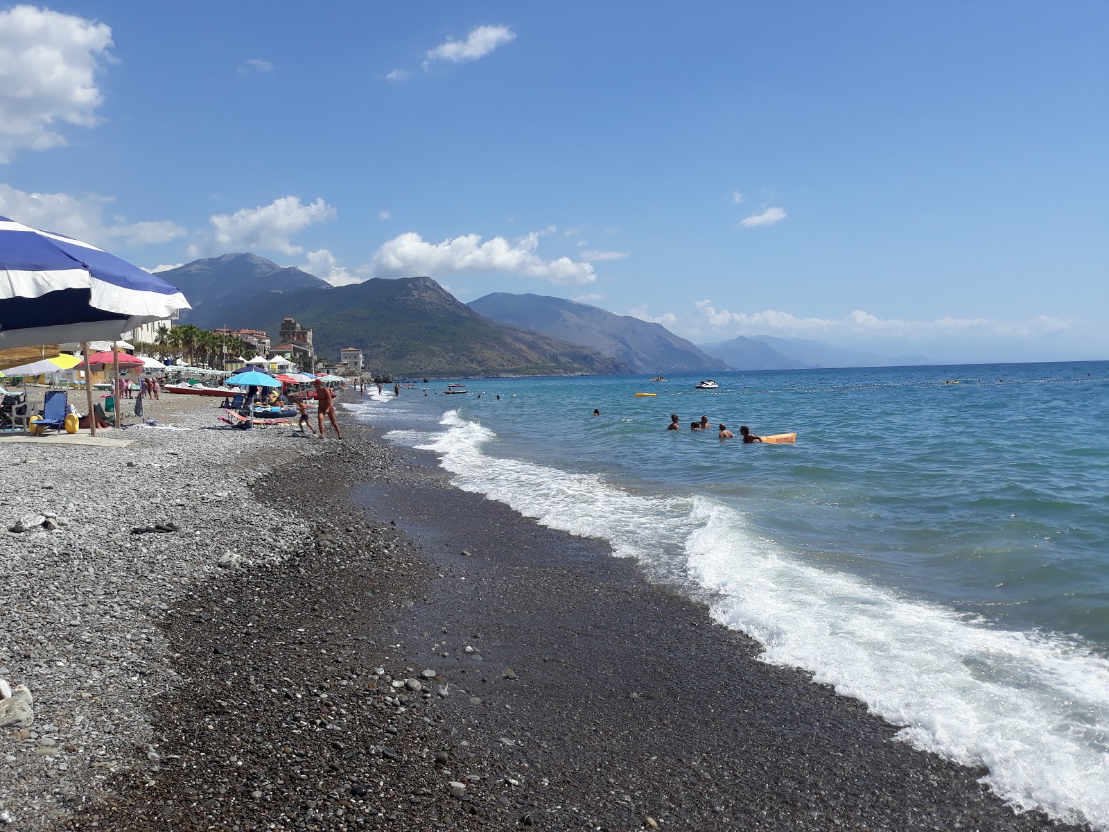 Foto von Spiaggia di Villamare mit beiger sand & kies Oberfläche