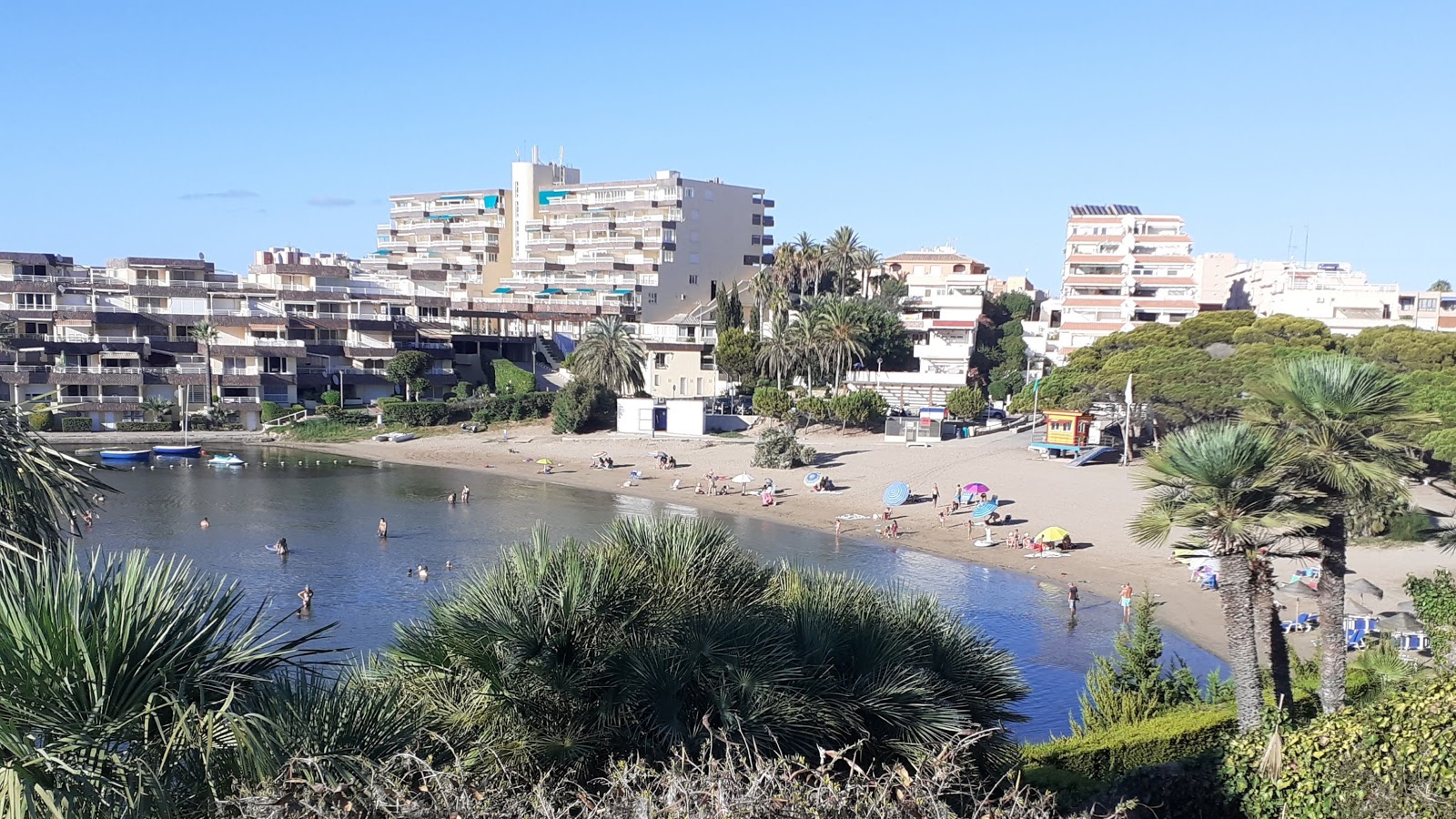 Foto von Cala del Pino mit beiger sand Oberfläche