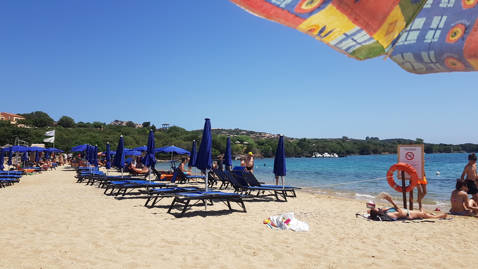Valokuva Spiaggia Degli Svedesiista. pinnalla sininen puhdas vesi:n kanssa