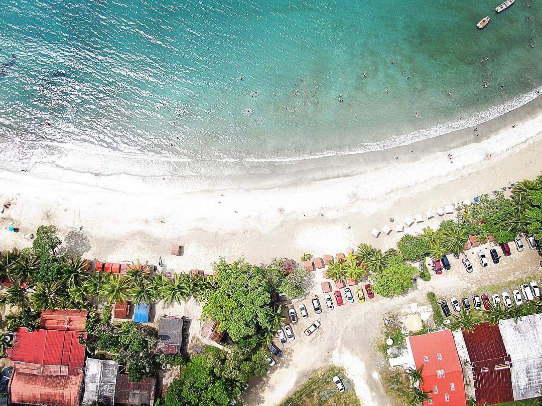 Foto van Angosta Beach met ruime baai