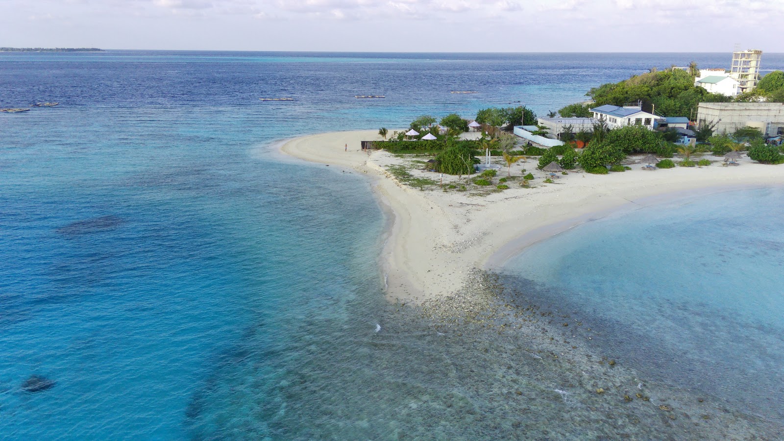 Foto von Bikini Beach Mahibadhoo mit weißer sand&kies Oberfläche