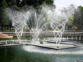 Plávajúca fontána v mestskom parku
