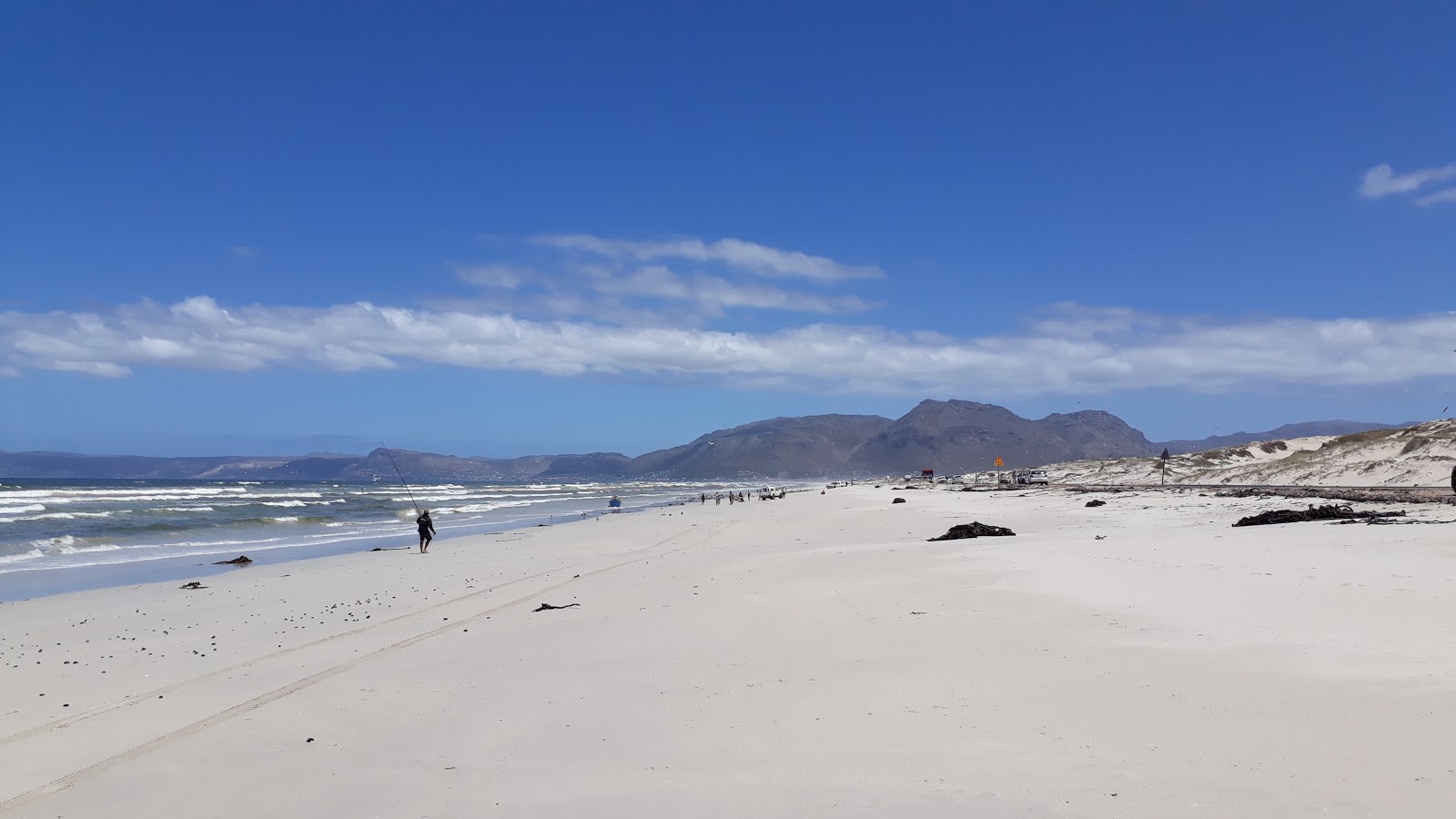 Zdjęcie Sonwabe beach z powierzchnią jasny, drobny piasek