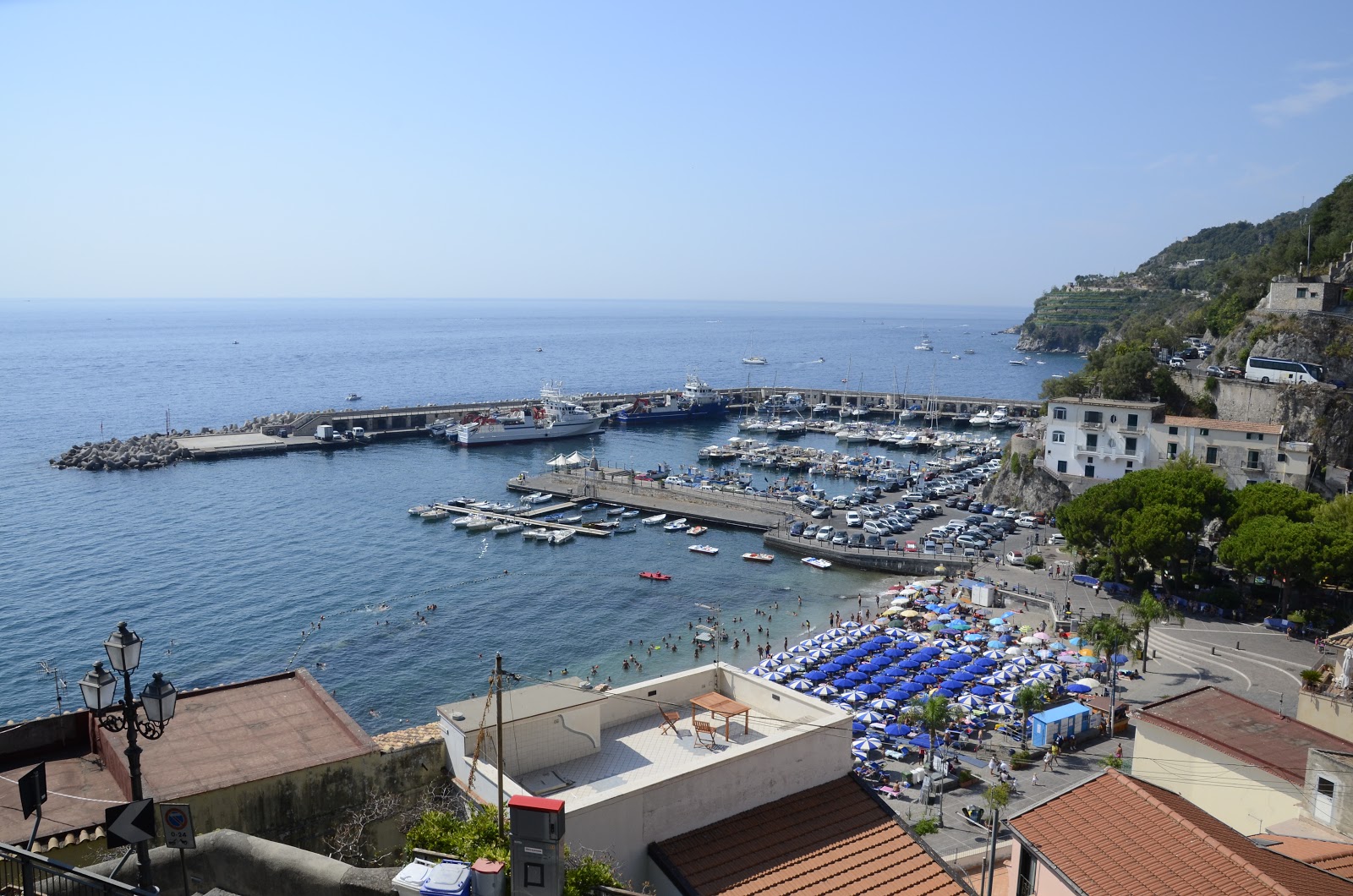 Spiaggia di Cetera'in fotoğrafı uçurumlarla desteklenmiş