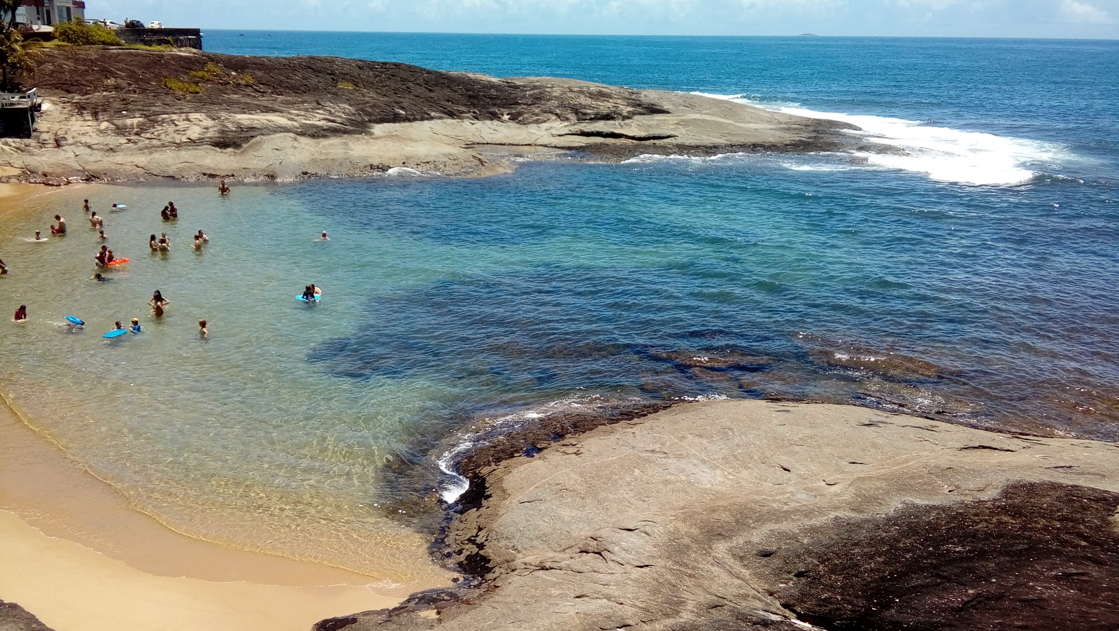 Foto de Praia dos Namorados com areia brilhante superfície